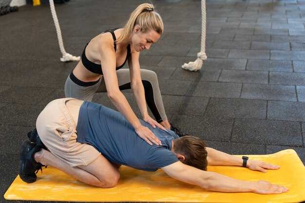 Какие упражнения необходимо выполнять для формирования правильной осанки